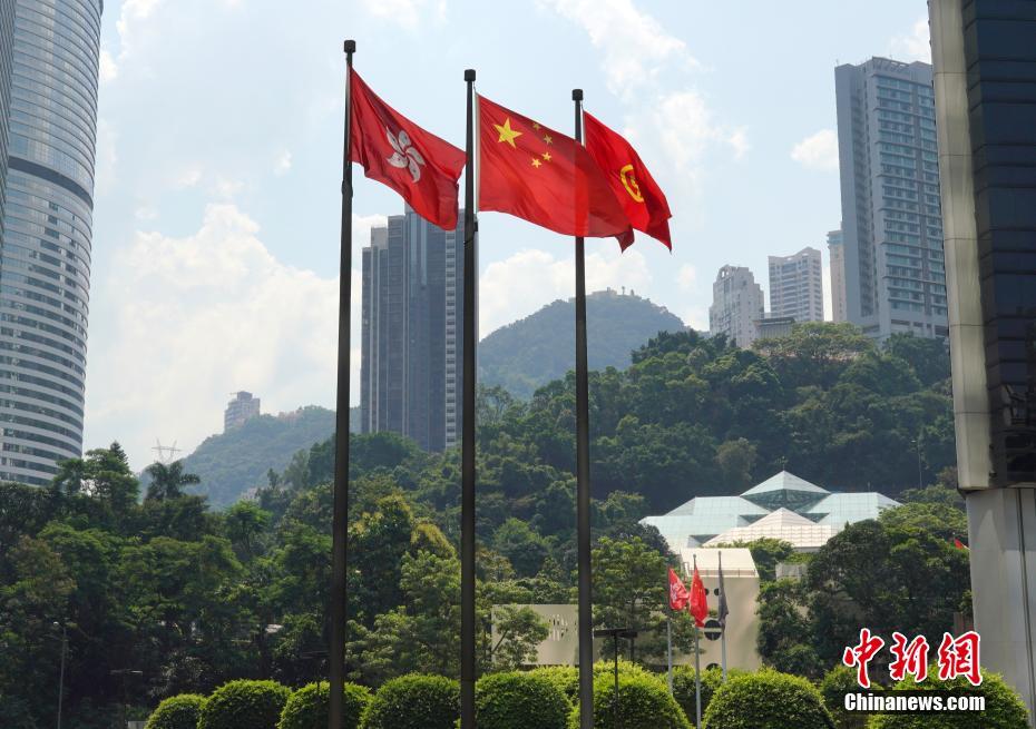 國(guó)慶節(jié)の祝賀ムードが高まる香港地區(qū)?中環(huán)