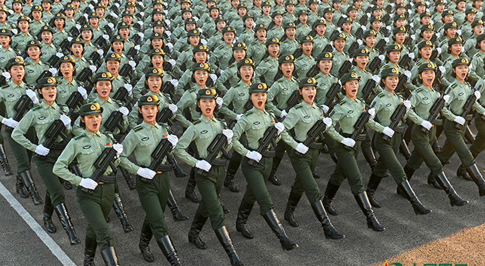 閲兵訓(xùn)練場(chǎng)で女性兵士方隊(duì)の一日に密著！