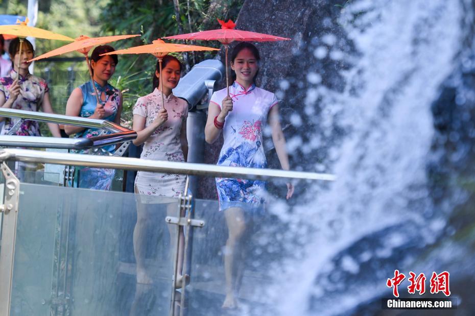 天空の橋でカラフルな傘とチャイナドレスのショー　湖南省九竜江