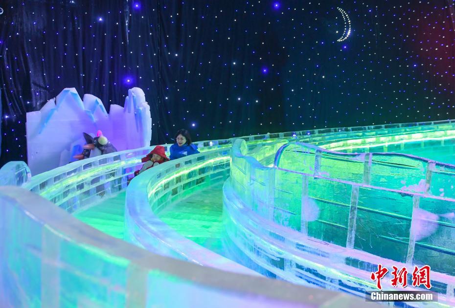 9月26日、動物をテーマにしたウィンター館內(nèi)の「氷長城」を滑り降りる観光客（撮影?張勇）。