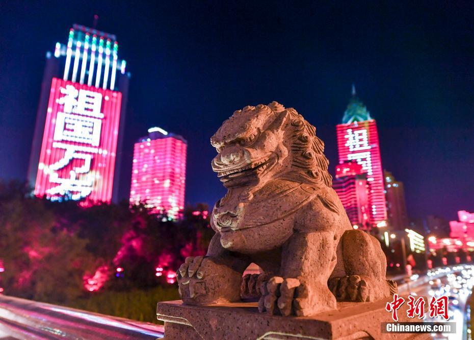 ウルムチで新中國成立70周年を祝うイルミネーションショー　新疆