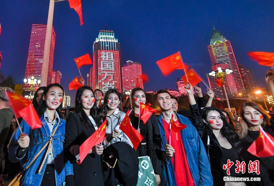 ウルムチで新中國成立70周年を祝うイルミネーションショー　新疆