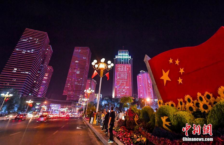 ウルムチで新中國(guó)成立70周年を祝うイルミネーションショー　新疆