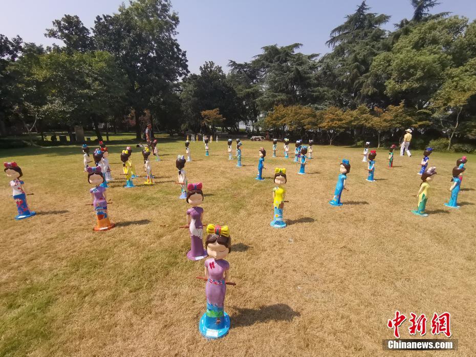 約百體のチャイナドレス人形が杭州西湖に現(xiàn)る！　浙江省