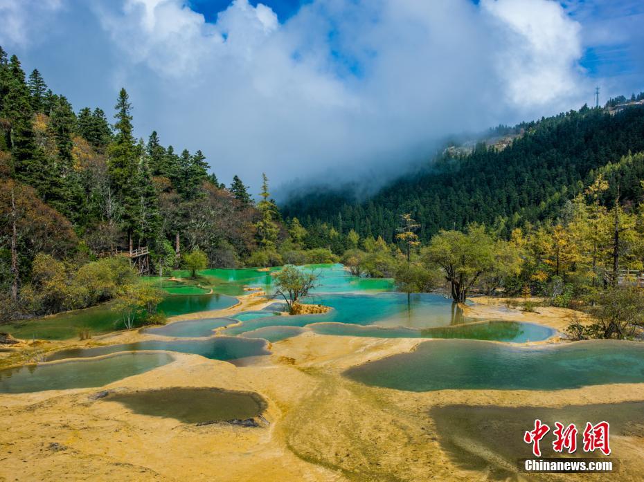 まさに地上に現(xiàn)れた天界の池！人々を魅了する黃竜の秋景色　四川省