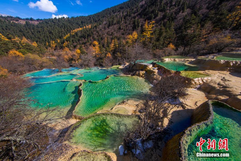 まさに地上に現(xiàn)れた天界の池！人々を魅了する黃竜の秋景色　四川省