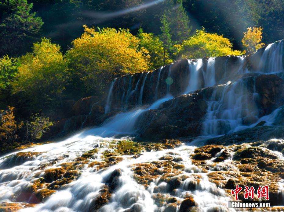 まさに地上に現(xiàn)れた天界の池！人々を魅了する黃竜の秋景色　四川省