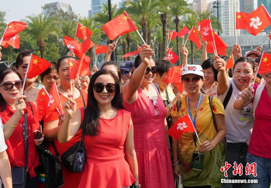 香港地區(qū)市民が國慶節(jié)祝うイベントに參加 巨大な五星紅旗広げる