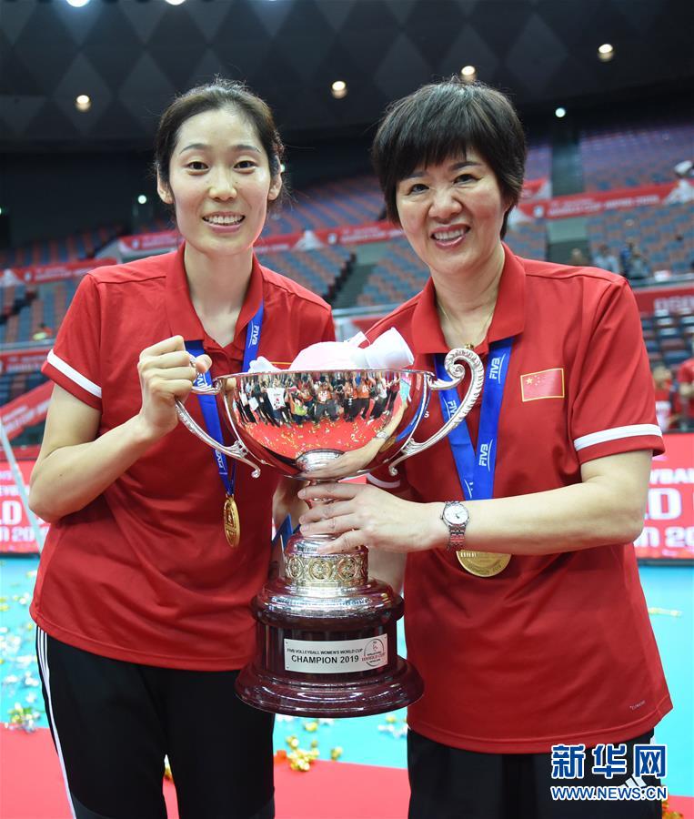 W杯表彰式で優(yōu)勝祝う中國女子バレーチーム　大阪