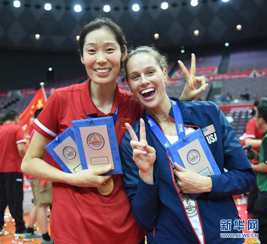 W杯表彰式で優(yōu)勝祝う中國女子バレーチーム　大阪