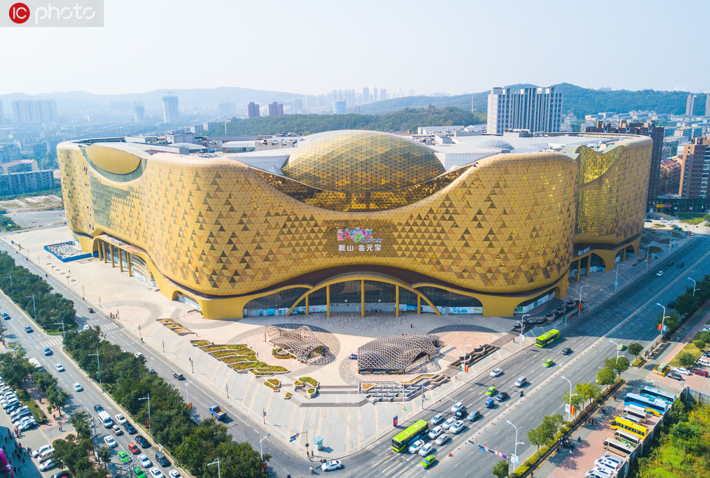 その大きさと輝きで思わず圧倒される遼寧省鞍山市の金元寶ビル（寫真著作権は東方ICが所有のため転載禁止）。