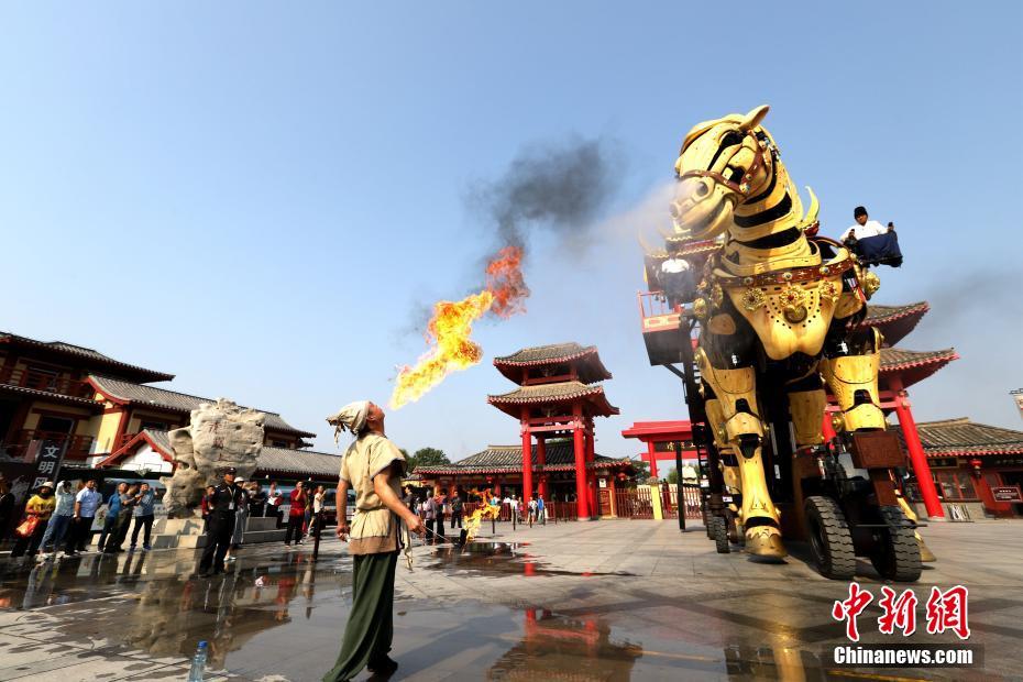 鼻から霧狀の水を放ち消火する47トン「巨大馬」 (撮影?王中挙)。