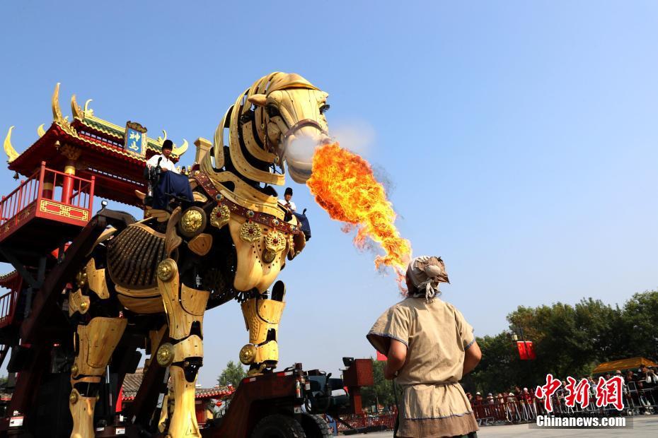 鼻から放水して消火できる47トンの「巨大馬」　河南省