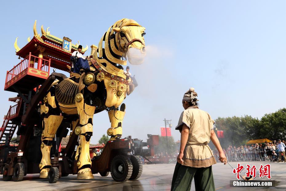 鼻から放水して消火できる47トンの「巨大馬」　河南省