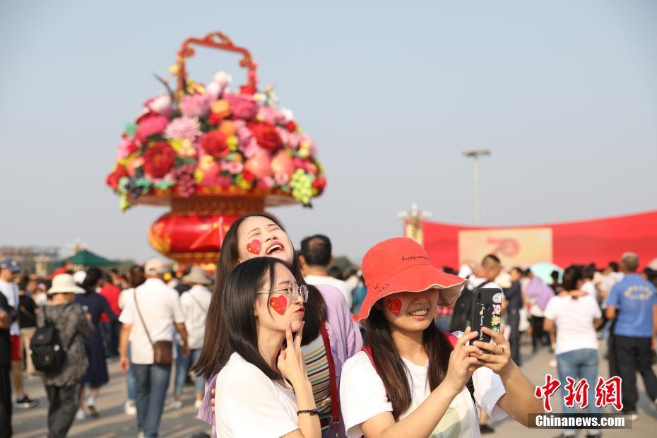 國慶節(jié)連休　天安門が人気の観光スポットに