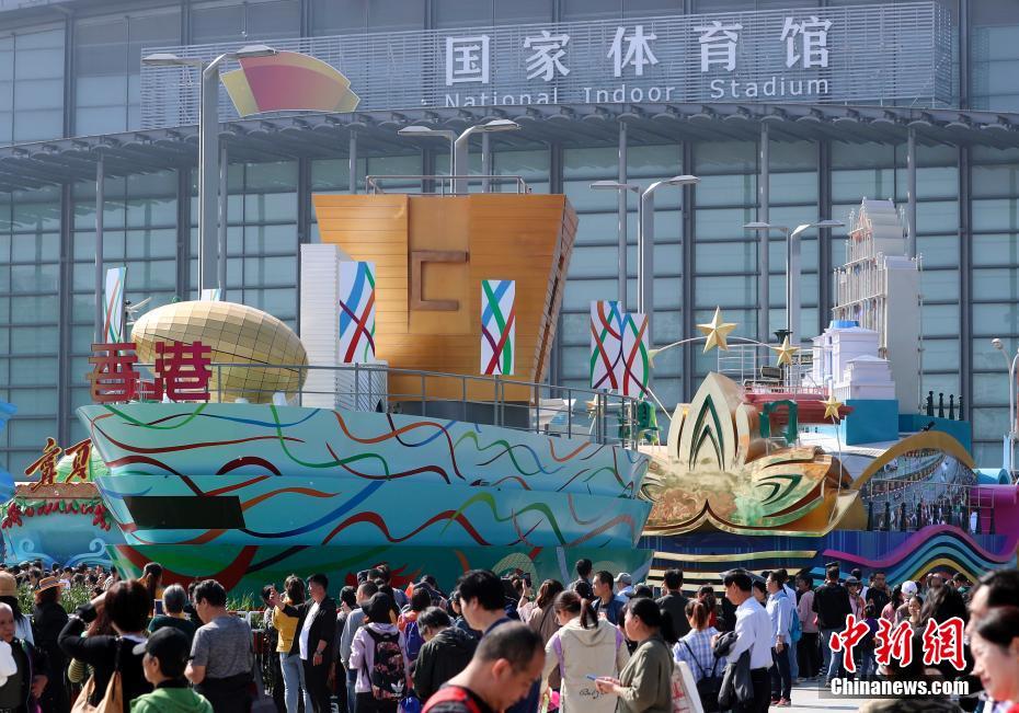 オリンピック公園に國(guó)慶節(jié)パレードの山車が集結(jié)　北京市