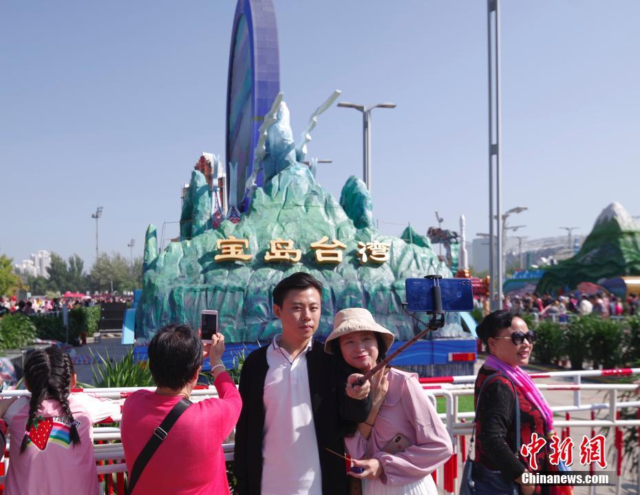 オリンピック公園に國慶節(jié)パレードの山車が集結　北京市