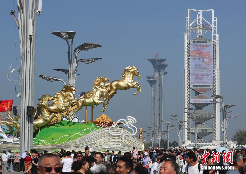 オリンピック公園に國慶節(jié)パレードの山車が集結(jié)　北京市
