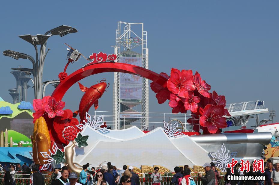 オリンピック公園に國慶節(jié)パレードの山車が集結(jié)　北京市