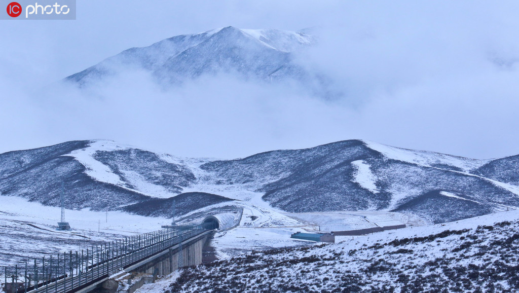 初の積雪で一面の銀世界へと様変わりした甘粛省張掖市の祁連山の様子（寫真著作権は東方ICが所有のため転載禁止）。