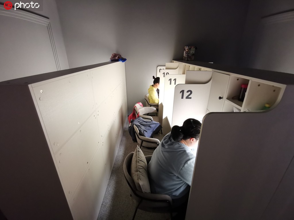 パーテーションで區(qū)切られ、照明の落とされたシェア自習(xí)スペース（寫真著作権は東方ICが所有のため転載禁止）。