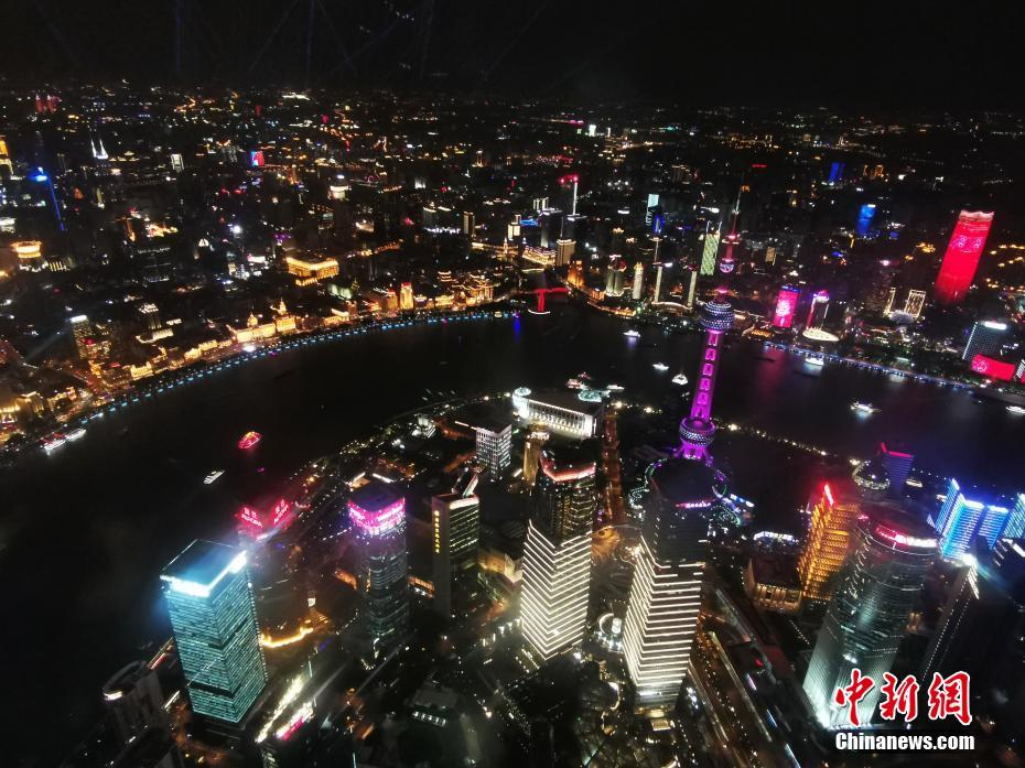 上海の外灘が國慶節(jié)祝うカラフルなライトアップ