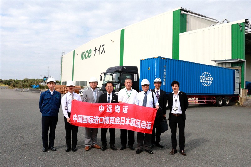 詰め込み作業(yè)の現(xiàn)場で記念寫真を撮るナイス物流株式會社と中國遠(yuǎn)洋海運(yùn)集団有限公司の関係責(zé)任者。
