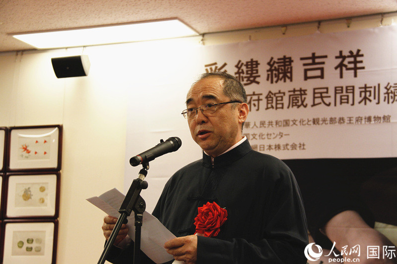 今回展示された貴重な刺繍作品を紹介する中國(guó)文化?旅游部恭王府博物館の辺偉副館長(zhǎng)。