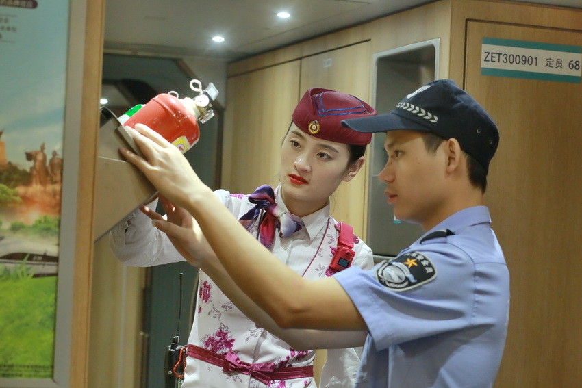 連休中も毎日乗務(wù)！若き高速鉄道列車長の奮闘　四川省