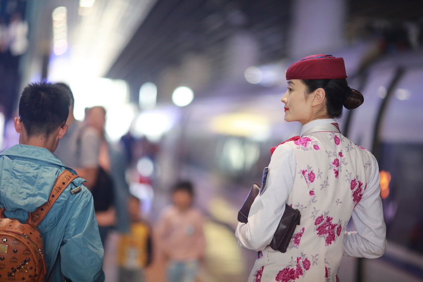 連休中も毎日乗務(wù)！若き高速鉄道列車長の奮闘　四川省