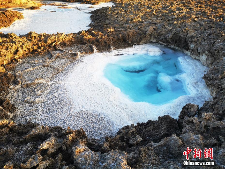 まるで天からゴビ砂漠に落ちた寶石！ツァイダムの塩泉　青海省