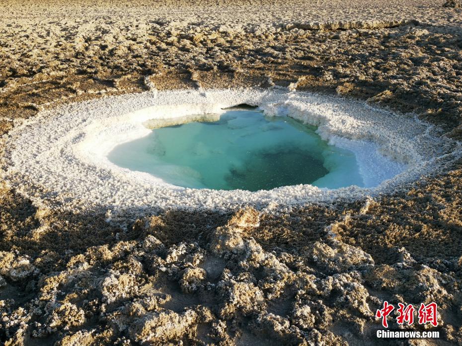 まるで天からゴビ砂漠に落ちた寶石！ツァイダムの塩泉　青海省