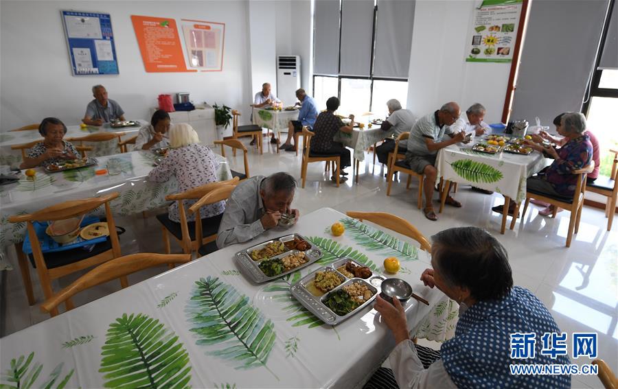 中國の高齢者人口が2050年頃には総人口の3分の一以上に