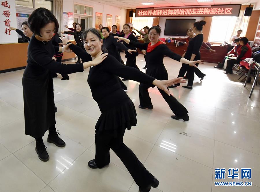 中國(guó)の高齢者人口が2050年頃には総人口の3分の一以上に