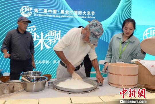 米を炊く89歳の村嶋孟さん（撮影?邵國(guó)良）。