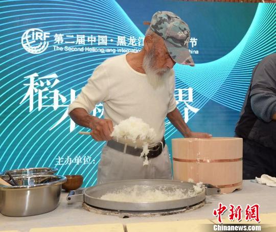 日本の「飯炊き仙人」が釜を背負(fù)ってハルビン「大米節(jié)」に登場(chǎng)