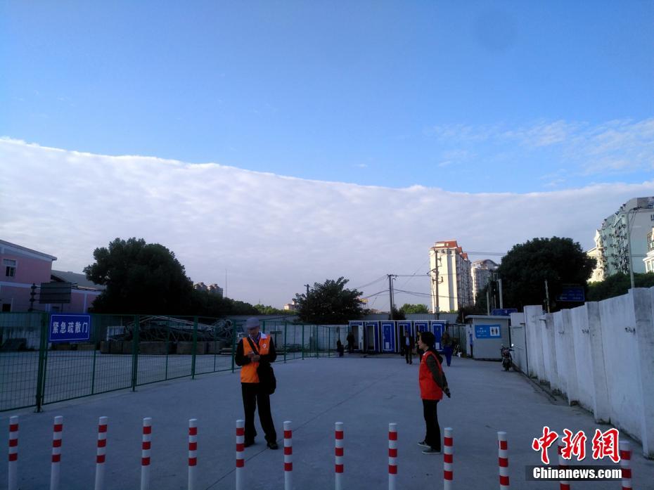 半分、青い？空が雲(yún)ですっぱり2分割された奇妙な光景現(xiàn)る　上海市