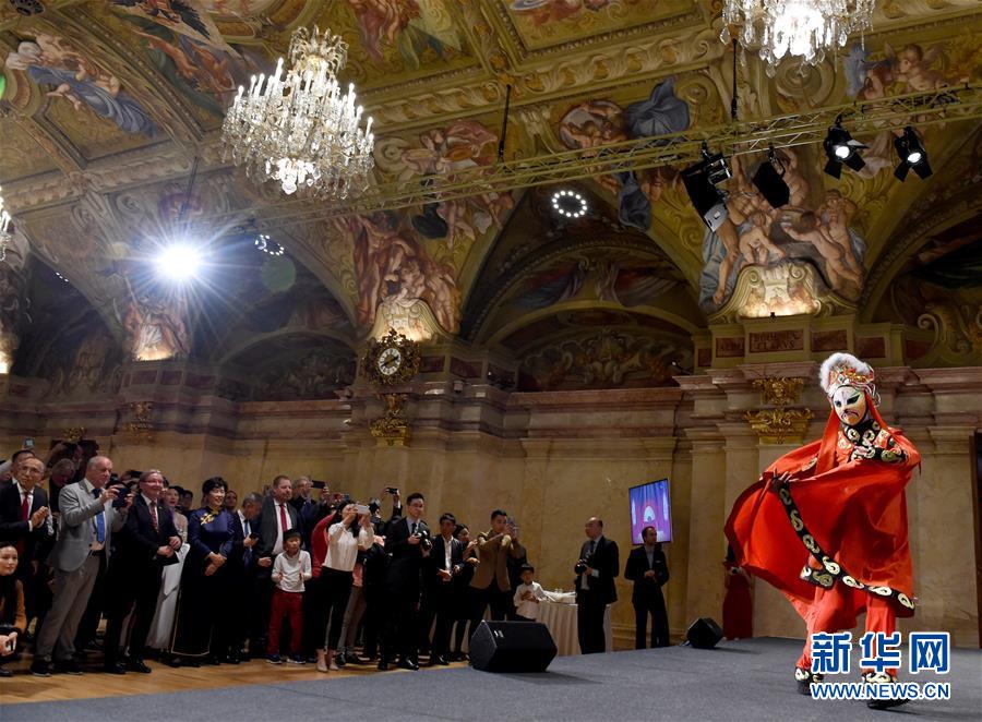 伝統(tǒng)蕓能「変面」のパフォーマンスを見る人々（撮影?郭晨）