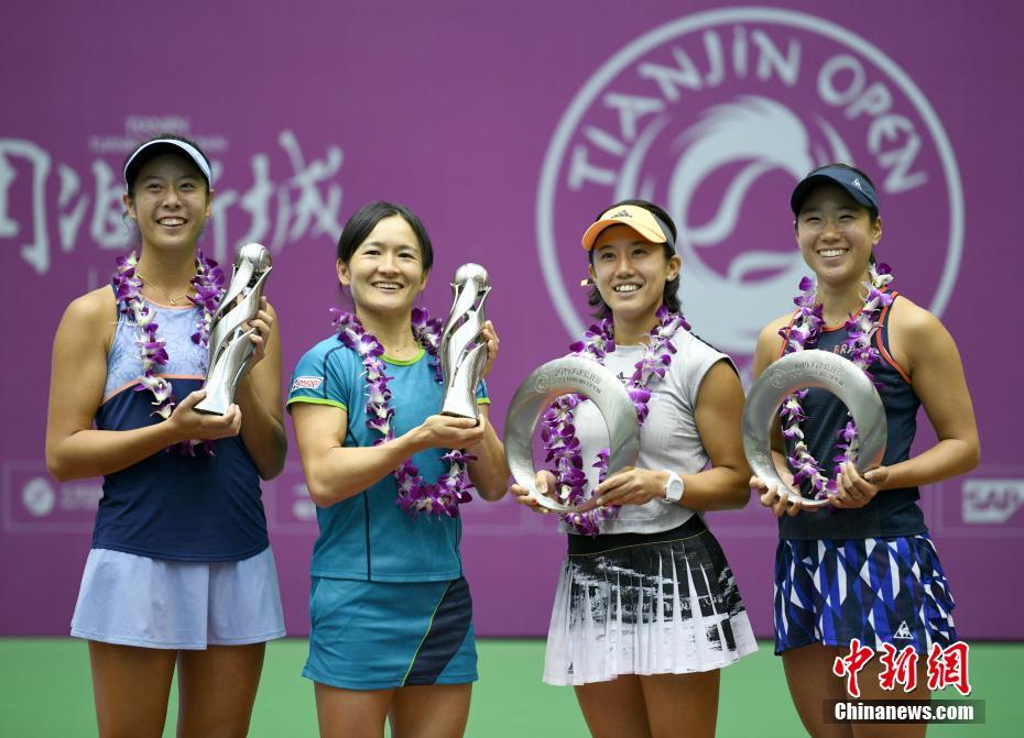 トロフィーを手にする柴原瑛菜、青山修子、日比野菜緒、加藤未唯（寫真左から順に）の各選手（撮影?佟郁）。
