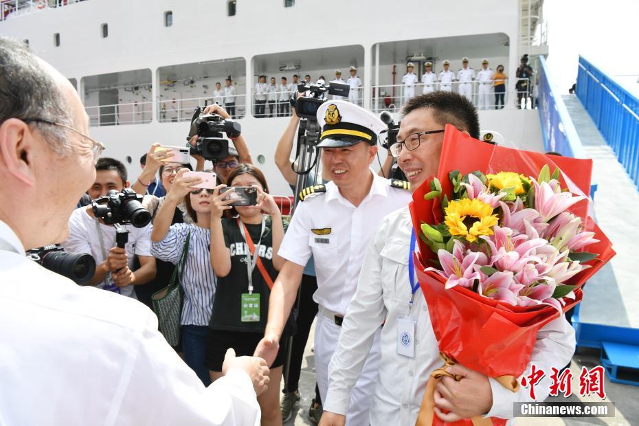 中國(guó)初の獨(dú)自に建造した極地科學(xué)観測(cè)砕氷船「雪竜2號(hào)」が深センに到著