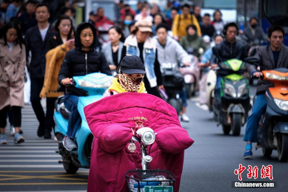 寒気の影響受け、中國(guó)全土で急激な冷え込み