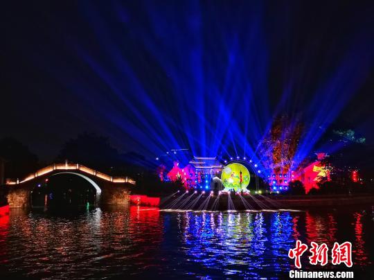 無錫古運河畔のイルミネーションが彩る都市の夜　江蘇