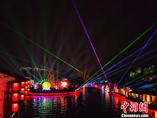 無錫古運河畔のイルミネーションが彩る都市の夜　江蘇