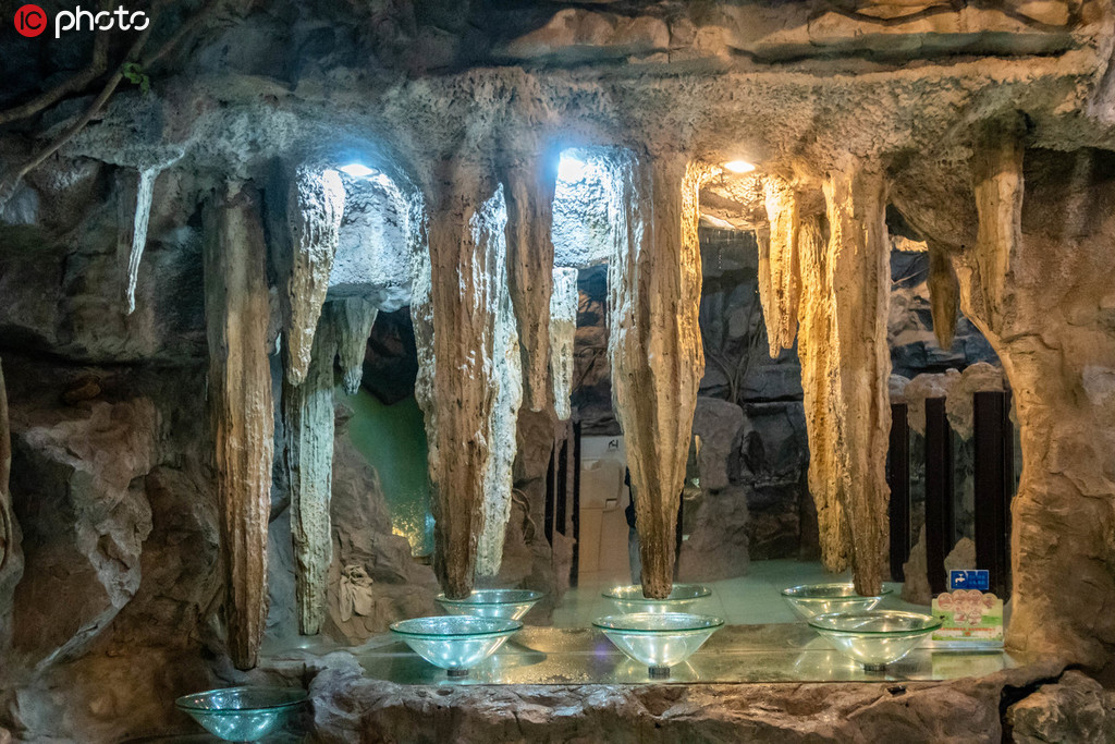 総工費500萬元の鍾乳洞トイレ（寫真著作権は東方ICが所有のため転載禁止）。 