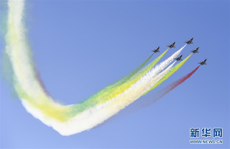 殲20、運(yùn)20が長(zhǎng)春の空に舞い　人民空軍創(chuàng)設(shè)70周年を祝賀