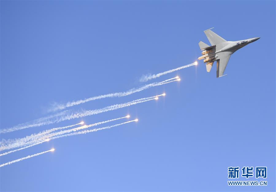 殲20、運(yùn)20が長(zhǎng)春の空に舞い　人民空軍創(chuàng)設(shè)70周年を祝賀