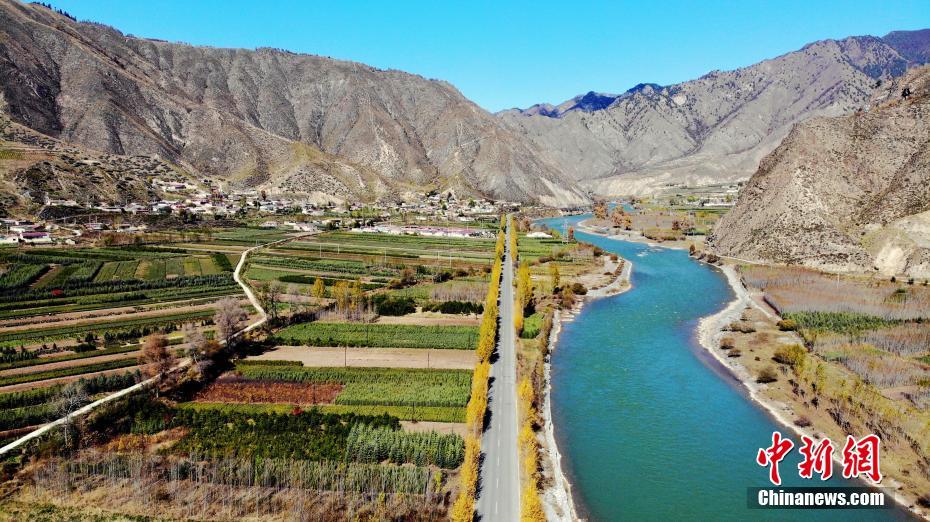 秋の美しい景色広がる青?；ブ鄙絿?guó)家森林地質(zhì)公園