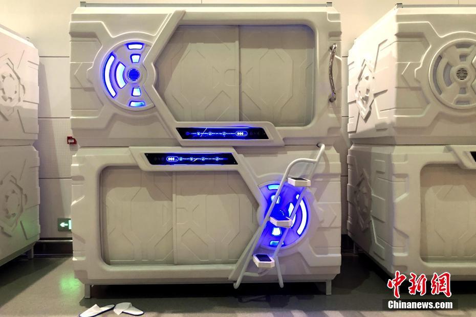 銀川河?xùn)|空港に登場した「カプセル」ホテルの外観（10月20日撮影?李佩珊）。