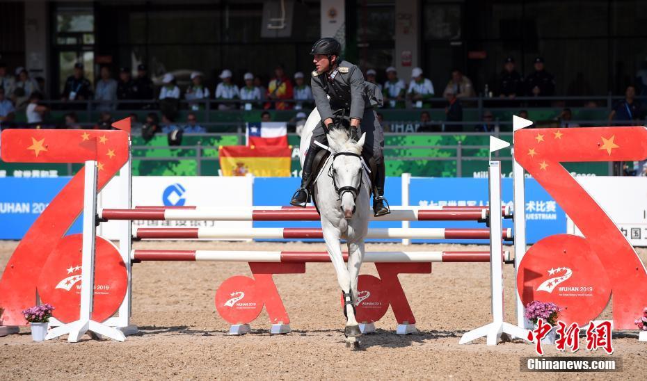 武漢ミリタリーワールドゲームズ馬術(shù)障害 男女の別なく同じ試合で競う