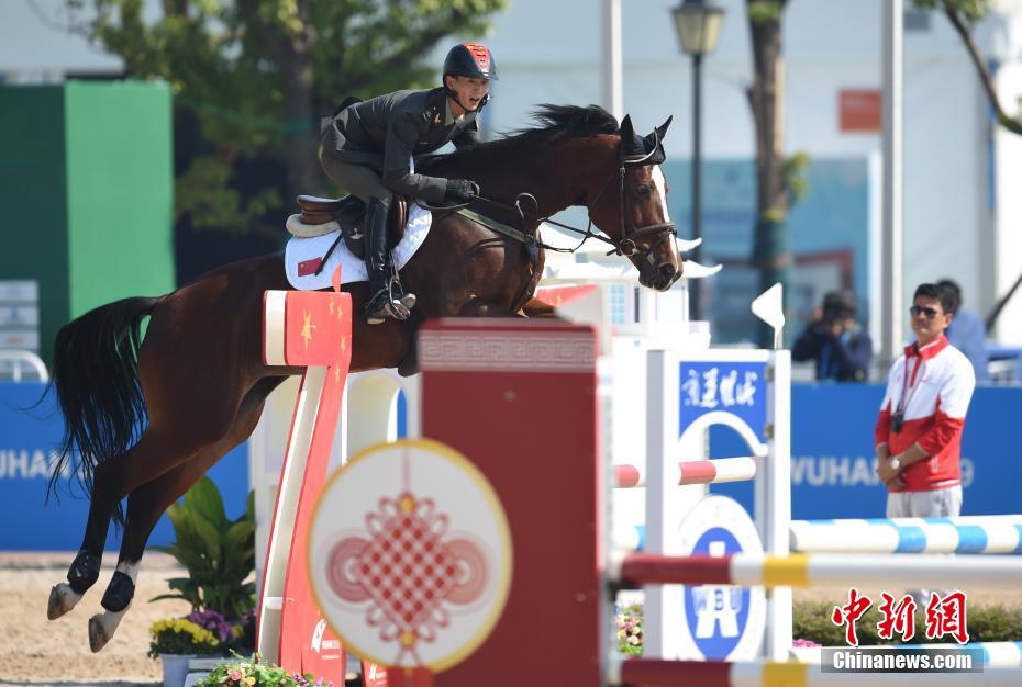 武漢ミリタリーワールドゲームズ馬術障害 男女の別なく同じ試合で競う
